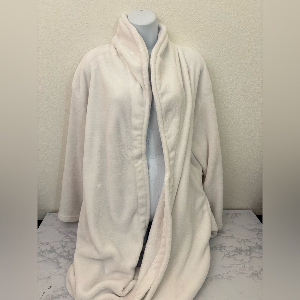 Hotel Fine Bath Fashions Fuzzy Cozy White Robe One Size Fits Most OSFM Belted​